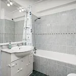 Elegant Flat With Pool & Balcony By Hostwise דירה