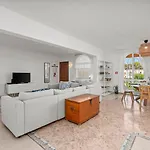 דירה Elegant Flat With Pool & Balcony By Hostwise