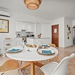 דירה Elegant Flat With Pool & Balcony By Hostwise *