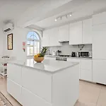 דירה Elegant Flat With Pool & Balcony By Hostwise
