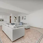 Elegant Flat With Pool & Balcony By Hostwise דירה *