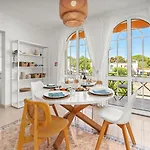 Apartmán Elegant Flat With Pool & Balcony By Hostwise *