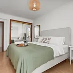 Elegant Flat With Pool & Balcony By Hostwise דירה *