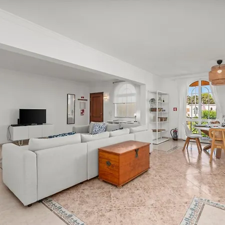 Apartamento Elegant Flat With Pool & Balcony By Hostwise