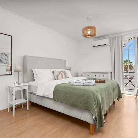 Elegant Flat With Pool & Balcony By Hostwise דירה *
