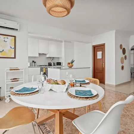 Apartment Elegant Flat With Pool & Balcony By Hostwise *