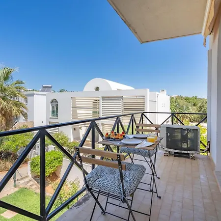 Elegant Flat With Pool & Balcony By Hostwise *