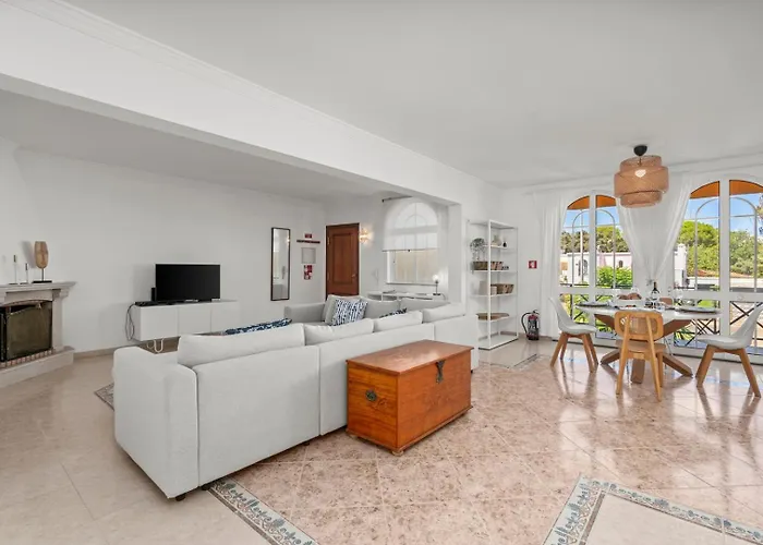 アパート Elegant Flat With Pool & Balcony By Hostwise