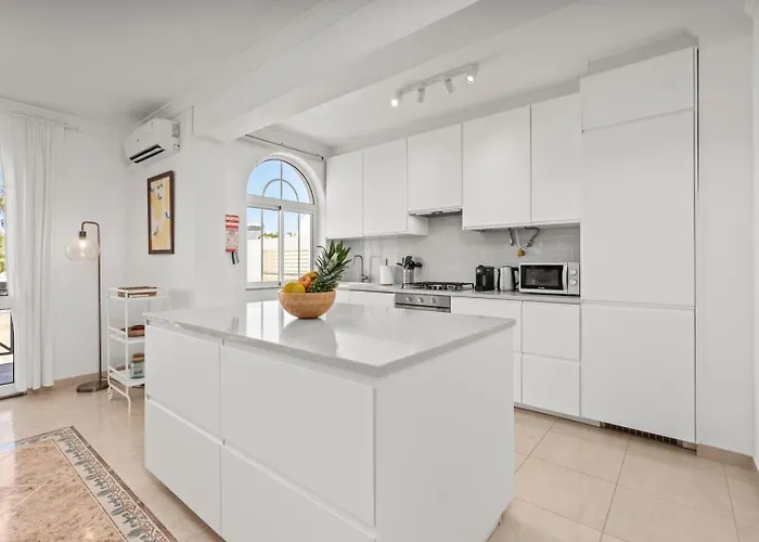 شقة Elegant Flat With Pool & Balcony By Hostwise