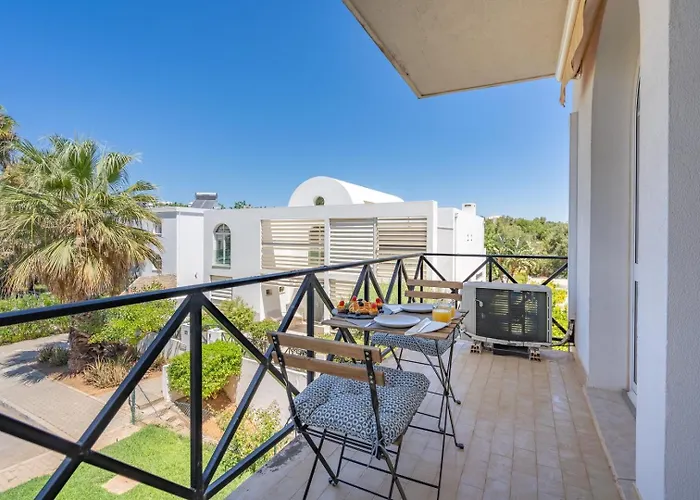 Elegant Flat With Pool & Balcony By Hostwise *