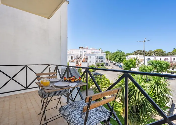 Elegant Flat With Pool & Balcony By Hostwise